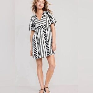 OLD NAVY  Flutter-Sleeve V-Neck Black and white jaquard  Mini Swing Dress